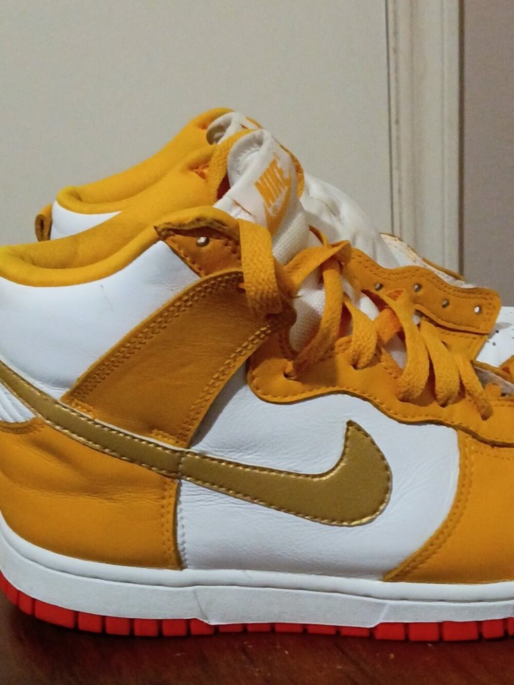 Nike Dunk High Women's Shoes University Gold Metallic Gold Size 7 DQ4691 700 - Picture 10 of 14